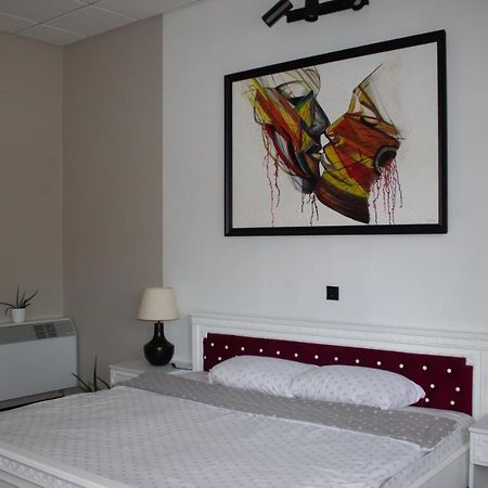 Yox Apartment 1 Oradea Buitenkant foto