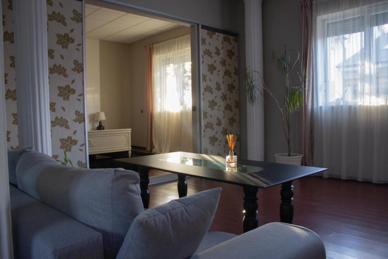 Yox Apartment 1 Oradea Buitenkant foto