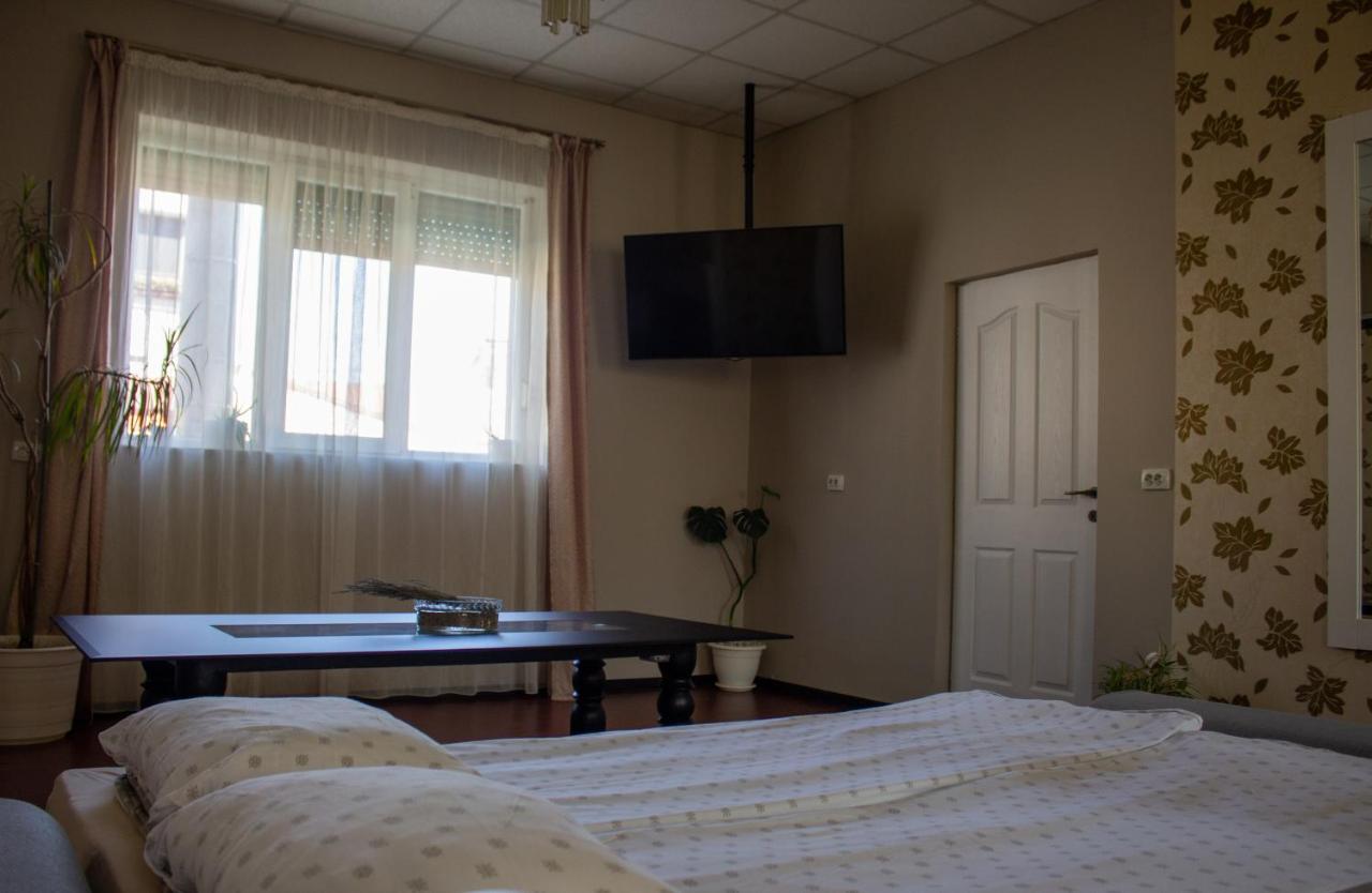 Yox Apartment 1 Oradea Buitenkant foto