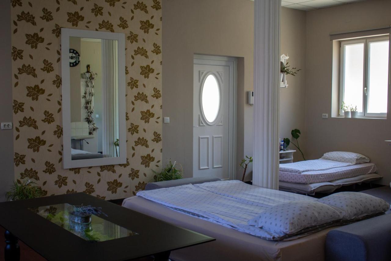 Yox Apartment 1 Oradea Buitenkant foto